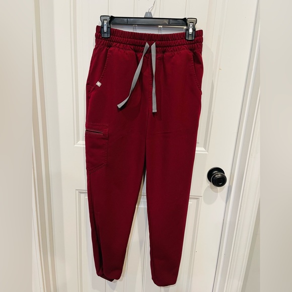 FIGS BURGUNDY SCRUB SET - Picture 5 of 5